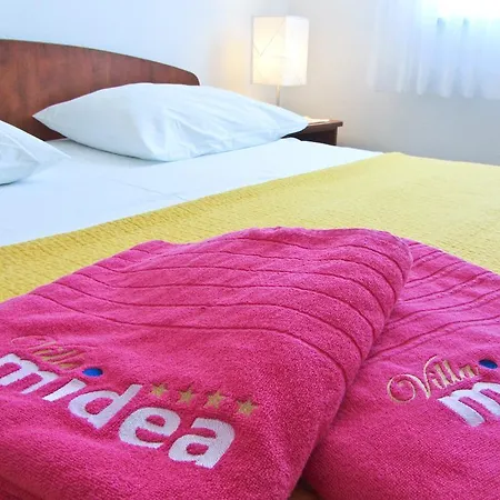شقة Midea